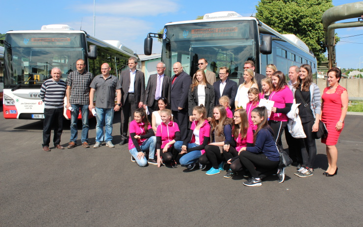 Šest nových autobusů Iveco Urnbanway CNG má své patrony. Foto: Petr Sochůrek